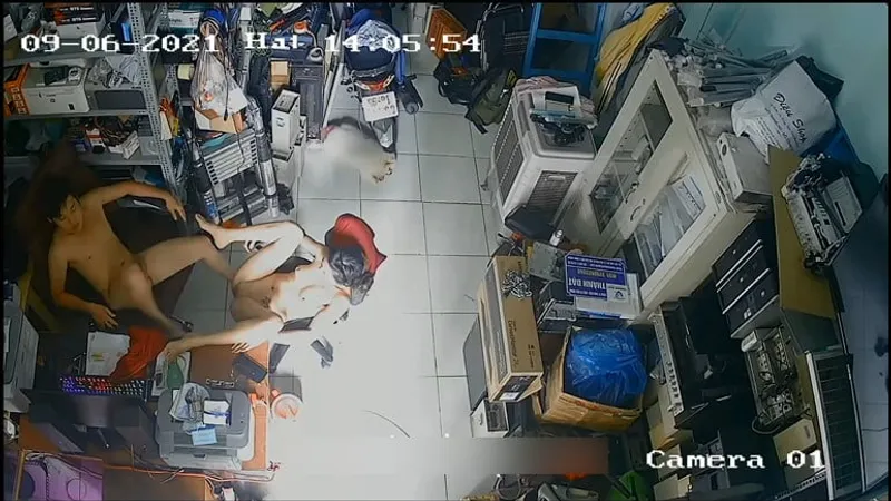 Cô vợ gã chồng địt trộm trong của thằng nhỏ máy tính