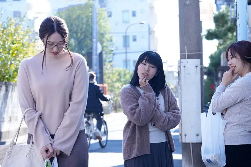 Trả thù mấy mụ nhà cạnh bên thường xuyên nói xấu bằng cách “cướp ông chồng ả ta”