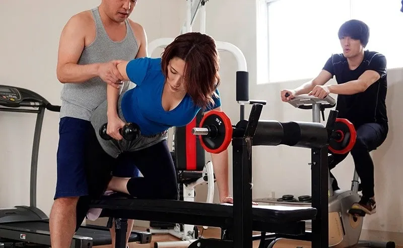 Gã chồng phát hiện bà xã ngoại tình với huấn luyện viên thể hình