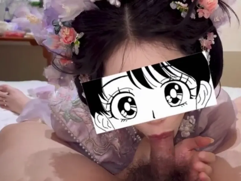 Gái xinh trong bộ đồ cục vàng mút cậu bé cực đã